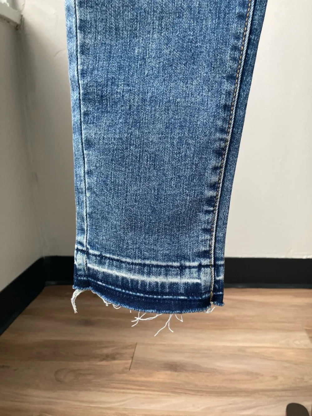 Levi’s 721 high rise skinny jean distressed raw hem stretch 30 X 30